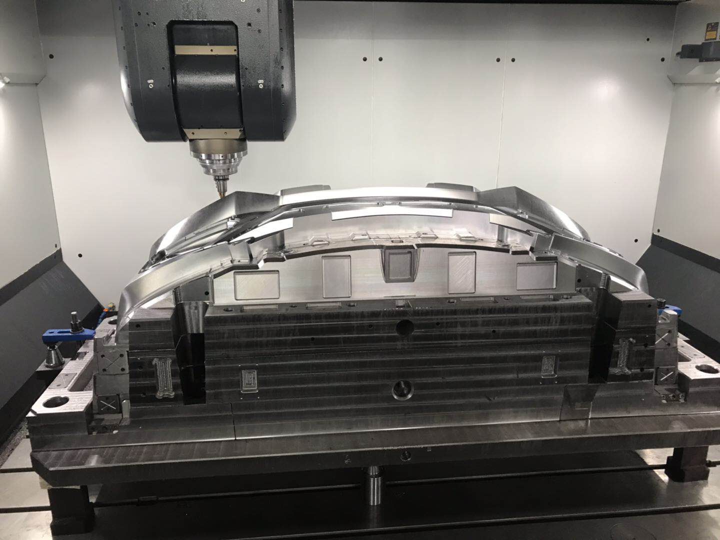 Precisión y durabilidad: la clave para los moldes automotrices de alta calidad